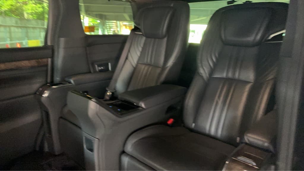 アルファード後席キャプテンシートの車内
